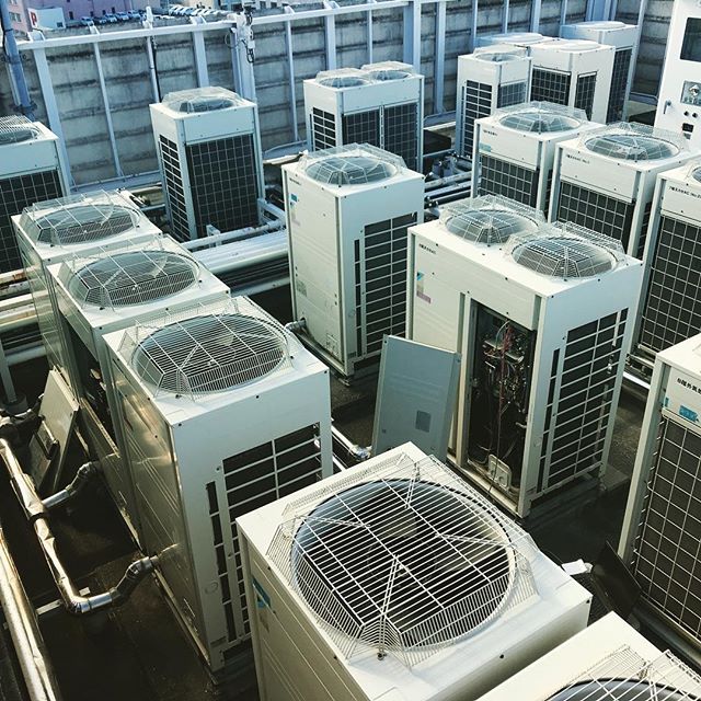 空調機点検作業してます。定期的なメンテナンスが長持ちの秘訣ですね！#フジテック#浜松#空調#ビル用マルチ#屋上#暖房#エアコン